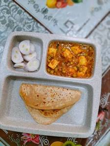 Matar Paneer 300 Ml + 4 Triangle Paratha