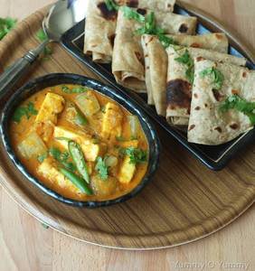 Paneer Do Pyaza 300 Ml + 4 Triangle Paratha