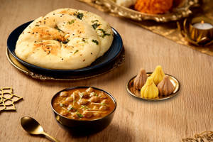 Kulcha with Pindi Choley and Dessert Meal (Serves 1)