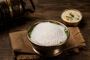 Iddiyappam (3pcs) With Vellai Kuruma
