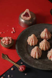 Redvelvet Modak