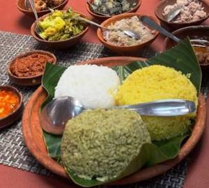 Khasi Shillong Combo - Yellow Rice( Jadoh Stem)+ Chkn Black Sesame (Neiiong) + Salad + Veg + Tungtap