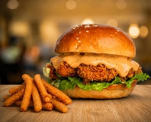 The Murga Burger - Curry Crunch + 50 g Crumbed Fries