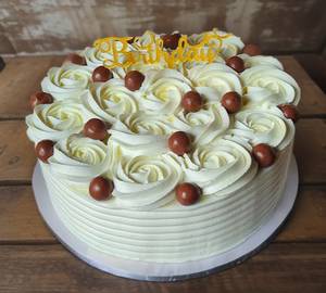 White Flower Design Chocolate Cake
