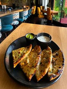 Aloo Lehsuni Paratha