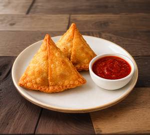 Aloo Samosa With Red Chutney