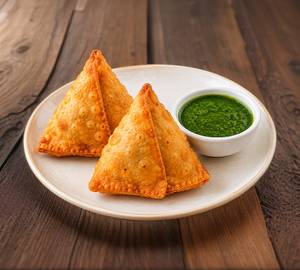 Aloo Samosa With Green Chutney
