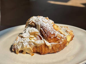 Almond Croissant (regular)