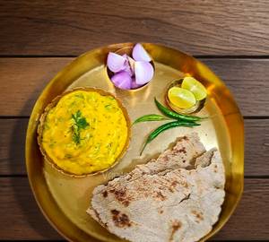 Dinner  pithla/zunka + bhakri [2 quantity of bhakri]