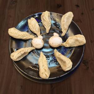 Mushroom Wheat Steamed Momos (8 Pieces)