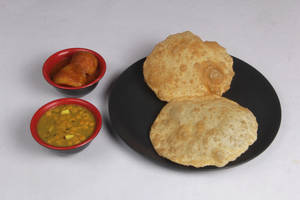 Radha Ballavi (3 Pcs) With Aloor Dum Or Cholar Dal