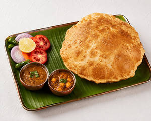 Chola Poori (channa Masala & Salad)