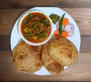 3 Poori With Sabzi