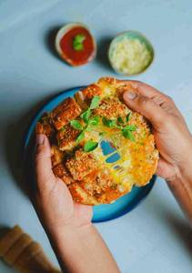 Pull Apart Garlic Chilli Cheese Bun