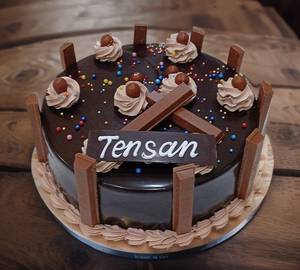 Chocolate kitkat cake