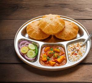 Poori 5 With Aalu Tamatar Sabzi And Boondi Raita