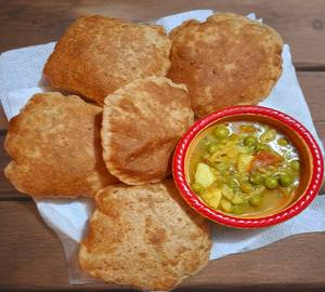 5 poori with bhaji                                                      