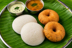 Idli Wada [2 Idli + 2 Wada]