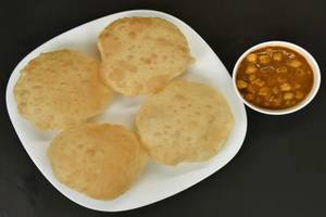 Luchi (4 Pieces) With Chola Sabji