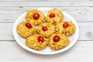 Cherry nut cookies [1 piece]