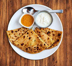 Aloo Paratha With Curd