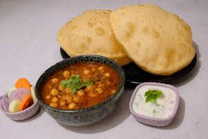 Chole Bhature (2 Bhature)