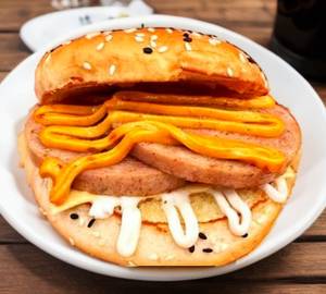 Chicken Salami Burger With Thumsup [200 Ml]