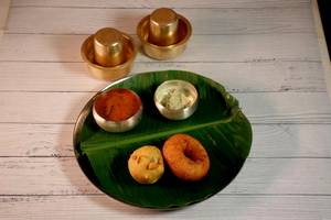 Mix Vada (Batata Vada + Medu Vada)
