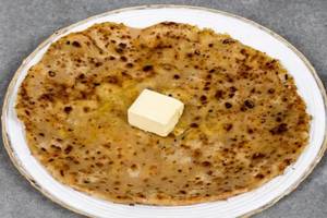 Paneer Paratha With Pickle