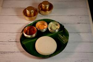 Sada Thatte Idli (1 piece)