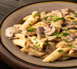 Mushroom white sauce pasta