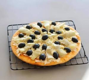 Cheese And Black Olives Pizza [Regular]