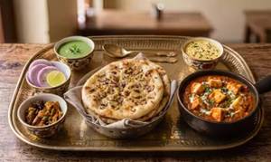 Stuffed Onion Kulcha With Masala Paneer Gravy