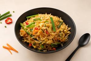 Egg chicken hakka noodles