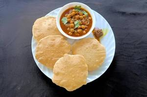 Chole with 4 poori