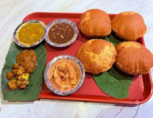 Chole Puri Plate (4 Piece)