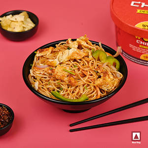 Egg Noodles In Chilli Garlic Sauce - (500 ml)