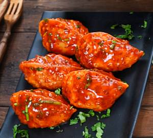 Pan Tossed Paneer Momo with korean chilli sauce 