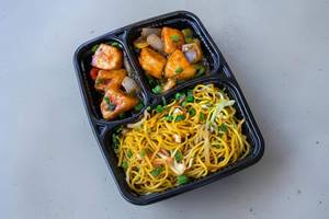 Veg Hakka Noodles With Chilli Paneer