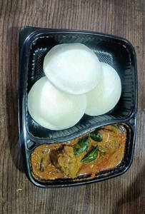 Idli With Chicken Gravy