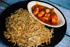 Veg Noodles With Chilli Paneer