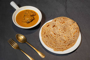 Chicken Curry With 2 Indian Bread Combo
