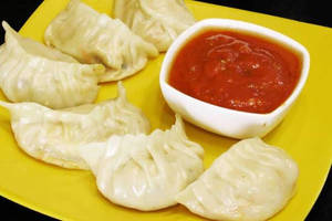 Sn-Steamed Chicken Momos [8 pieces]
