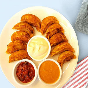 Sn-Fried Paneer Momos [8 pieces]