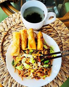 Veg chowmein with spring roll