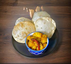 Luchi Pooris With Raseeli Aloo Matar
