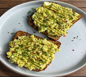 Avocado Dip With 2 Brown Bread Toast