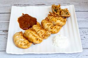 Chicken schezwan momos