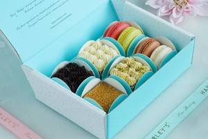 Pack Of 4 Medoviks And 4 Macarons