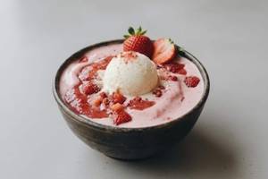 Strawberry Milkshake With Ice Cream